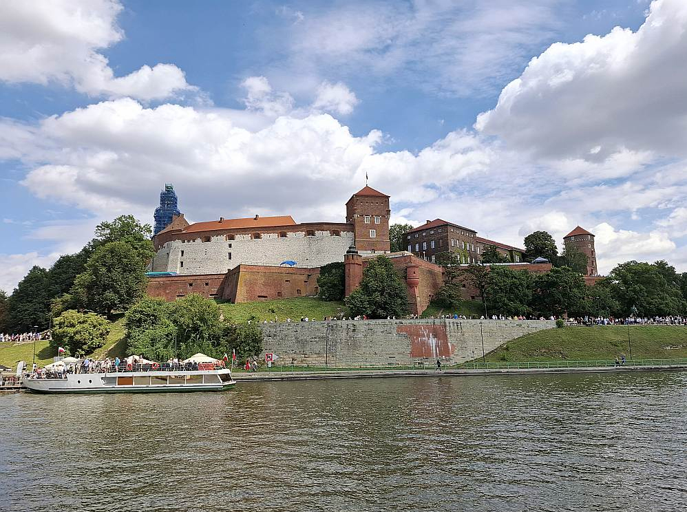 Skats uz Vāvela pilskalnu no tūristu kuģīša klāja.