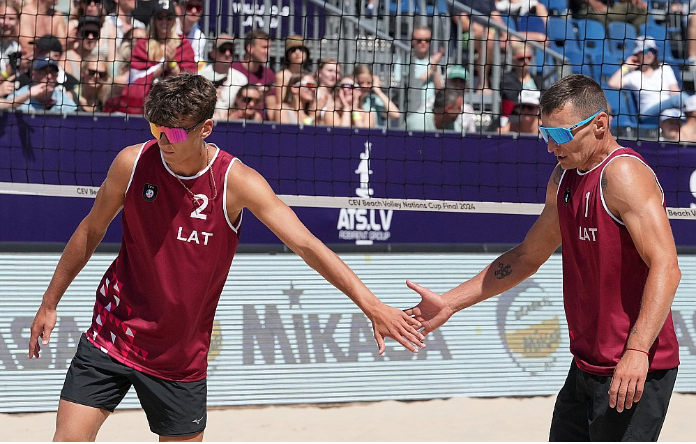 Kristiāns Fokerots (no kreisās) šovasar īsā laikā kļuva par divkārtēju Eiropas čempionu pludmales volejbolā, triumfējot U-20 turnīrā un pieaugušo meistarsacīkstēs, kur spēlēja kopā ar pieredzējušo Mārtiņu Pļaviņu. Trešajā Eiropas čempionātā, šoreiz jau klasiskajā volejbolā, šoreiz gan viņu neredzēsim.