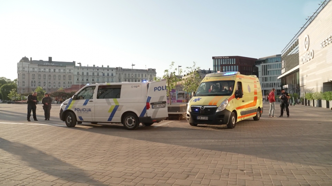 Policijas ekipāžu un ātrās palīdzības bākugunis Centrālās stacijas apkārtnē ir ikdiena.