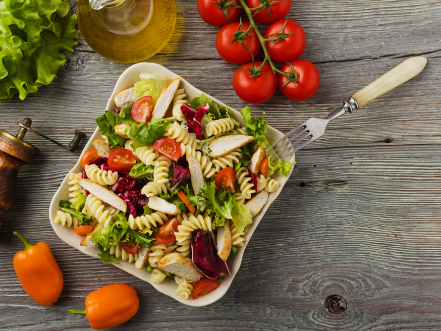  Pilngraudu pastas salāti ar papriku .