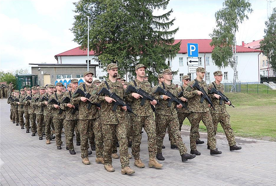 Jaunie rezerves karavīri iemācījušies soļot skaistā ierindā, ko demonstrē zvēresta ceremonijas laikā.