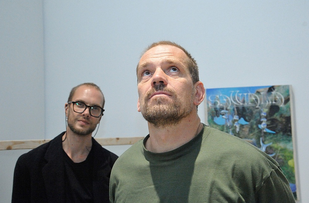 Mākslinieks Andris Eglītis (no labās) kopā ar izstādes kuratoru Alekseju Beļecki.