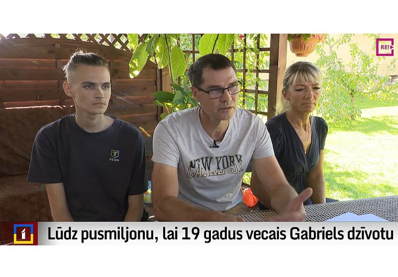 Gabriels un viņa vecāki ir pateicīgi visiem Latvijas cilvēkiem, kuri ziedojuši puisim nepieciešamajām zālēm.
