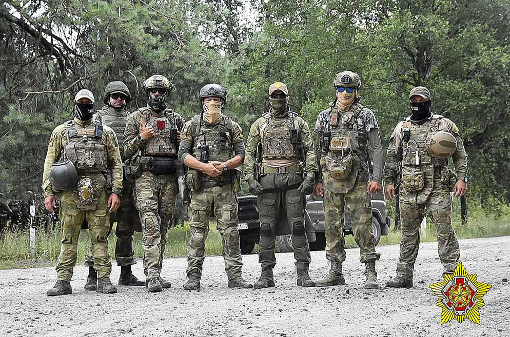 Baltkrievijas speciālo operāciju spēku karavīri un grupējuma "Vagner" algotņi Baltkrievijā pagājušā gada jūlijā.