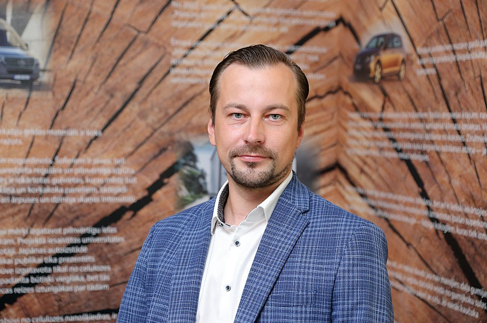 "Kamēr viens pārvadātājs cītīgi ievēro noteiktos masas limitus, otrs tikmēr uzkrauj 10–15% pa virsu. Problēma, kuras risināšanā jārīkojas kardinālāk, ir pelēkā tirgus daļa, kur kokvedēju pārkraušana ir daļa no biznesa modeļa," teic Latvijas Neatkarīgo mežizstrādātāju asociācijas izpilddirektors Artūrs Bukonts.