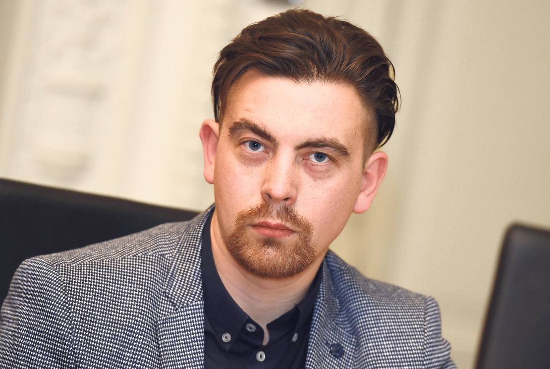 Rihards Zaļupe arī šoreiz komponējis partitūru, kas teicami iekļaujas visa inscenējuma koncepcijā.