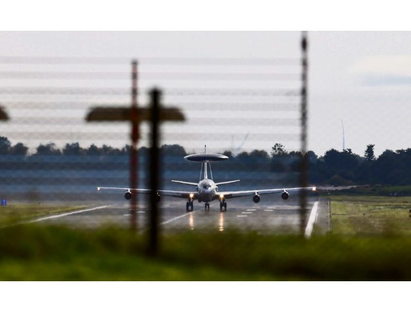 NATO izlūklidmašīnu AWACS bāze Geilenkirhenē, Vācijā, kur pagājušajā nedēļā ieviesa paaugstinātas drošības režīmu. Rietumi aizvien vairāk apzinās, ka Krievija pret tiem izvērš hibrīdkaru, kas neizslēdz diversijas.