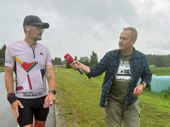 Rūdolfa Birnbauma skrējienam vairāku dienu garumā līdzi sekoja Lietuvas Radio žurnālists.