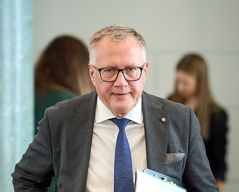 Finanšu ministrs Arvils Ašeradens raizējas, ka ekonomiskās attīstības prognozes kļūstot arvien nepatīkamākas, un attiecīgi valsts naudas maks arī var nepildīties kā plānots.
