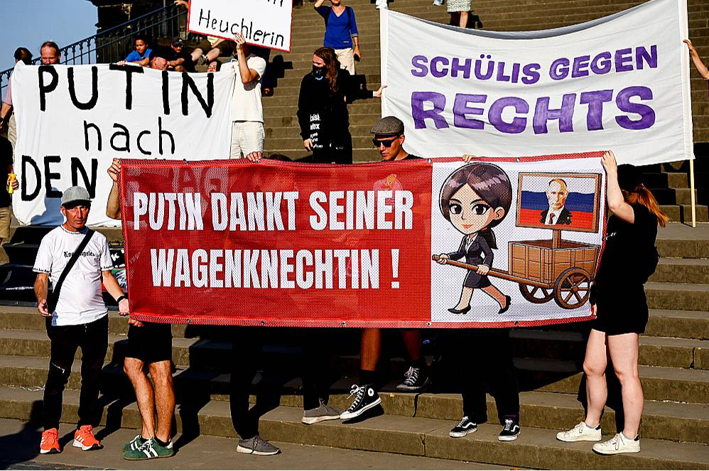Sāra Vāgenknehta - Vācijas politikas uzlēcošā zvaigzne - ir pret Vācijas militāro palīdzību Ukrainai un par sarunām ar Krievijas diktatoru Putinu. Lai arī viņas politikai netrūkst atbalstītāju, daudzi ir gatavi rīkot protesta akcijas pret Vāgenknehtu, īpaši tagad - priekšvēlēšanu periodā. Attēlā: šīs trešdienas Demonstrācija Drēzdenē. Uzraksts uz centrālā plakāta vēsta: "Putins pateicas Vāgenknehtai".