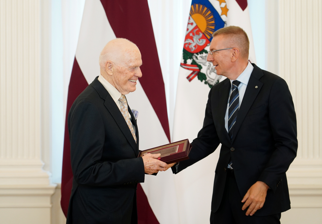 Valsts prezidents Edgars Rinkēvičs (no labās) un tiesību zinātņu doktors, bijušais Ministru prezidents Valdis Birkavs piedalās pasākumā Rīgas pilī, kas veltīts 30 gadiem kopš Krievijas okupācijas armijas izvešanas no Latvijas Republikas.
