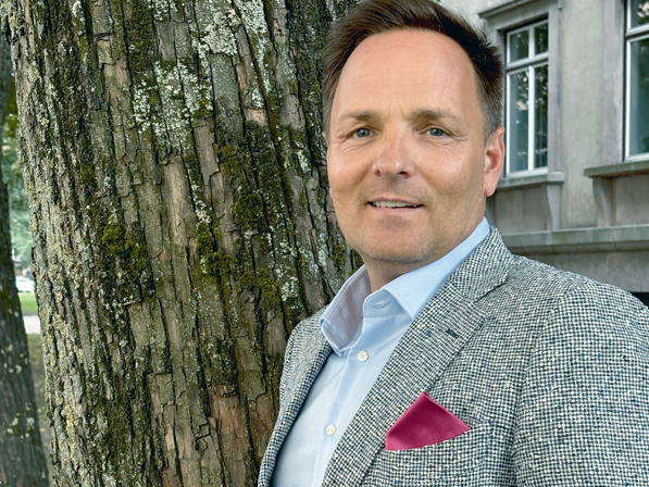 "Ierēdņi ir dažādi – gan burta kalpi, gan arī tādi, kas to drēbi izprot. Tāpēc esmu ierēdņu rotācijas atbalstītājs, jo tikai šādi ierēdnis var paplašināt savu redzeslauku, kompetences un izpratni par lietām plašākā mērogā. Esmu priecīgs, ka arī man ir iespēja parotēt," tā Valsts kancelejas direktors, bet iepriekš - ZM Valsts sekretārs Raivis Kronbergs.