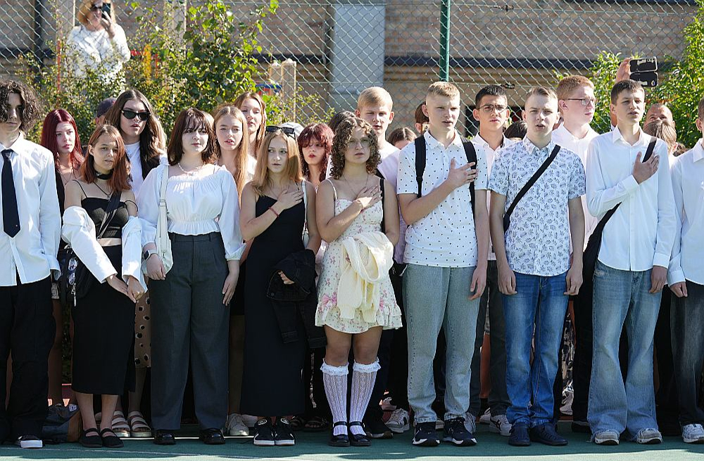 Latvijas skolās šajā mācību gadā skolosies arī 2504 Ukrainas civiliedzīvotāju bērni, liecina Izglītības un zinātnes ministrijas dati. Daļa no viņiem mācīsies Rīgas Ukraiņu vidusskolā.
