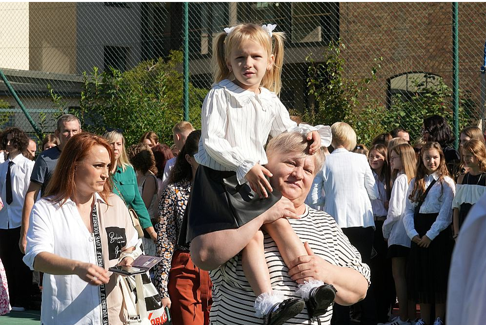 Latvijas skolās šajā mācību gadā skolosies arī 2504 Ukrainas civiliedzīvotāju bērni, liecina Izglītības un zinātnes ministrijas dati. Daļa no viņiem mācīsies Rīgas Ukraiņu vidusskolā.