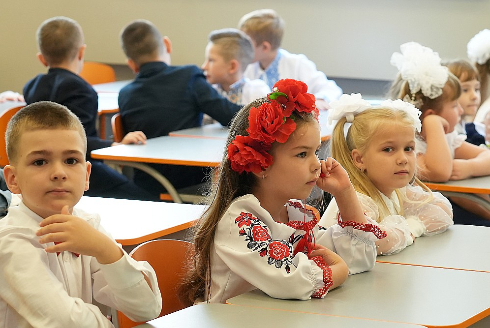 Latvijas skolās šajā mācību gadā skolosies arī 2504 Ukrainas civiliedzīvotāju bērni, liecina Izglītības un zinātnes ministrijas dati. Daļa no viņiem mācīsies Rīgas Ukraiņu vidusskolā.