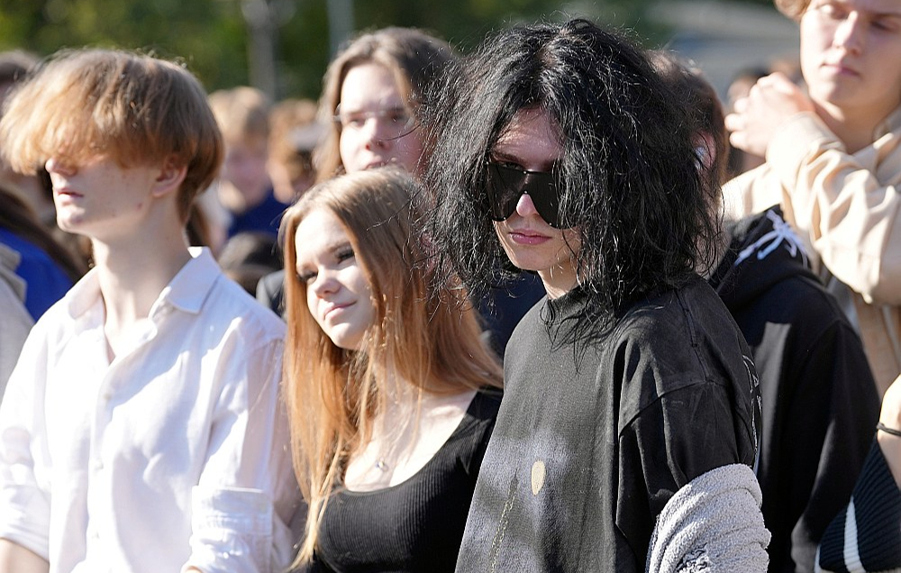 Rīgas Valsts tehnikuma audzēkņi 2. septembrī svinīgajā pasākumā pie Brīvības pieminekļa.