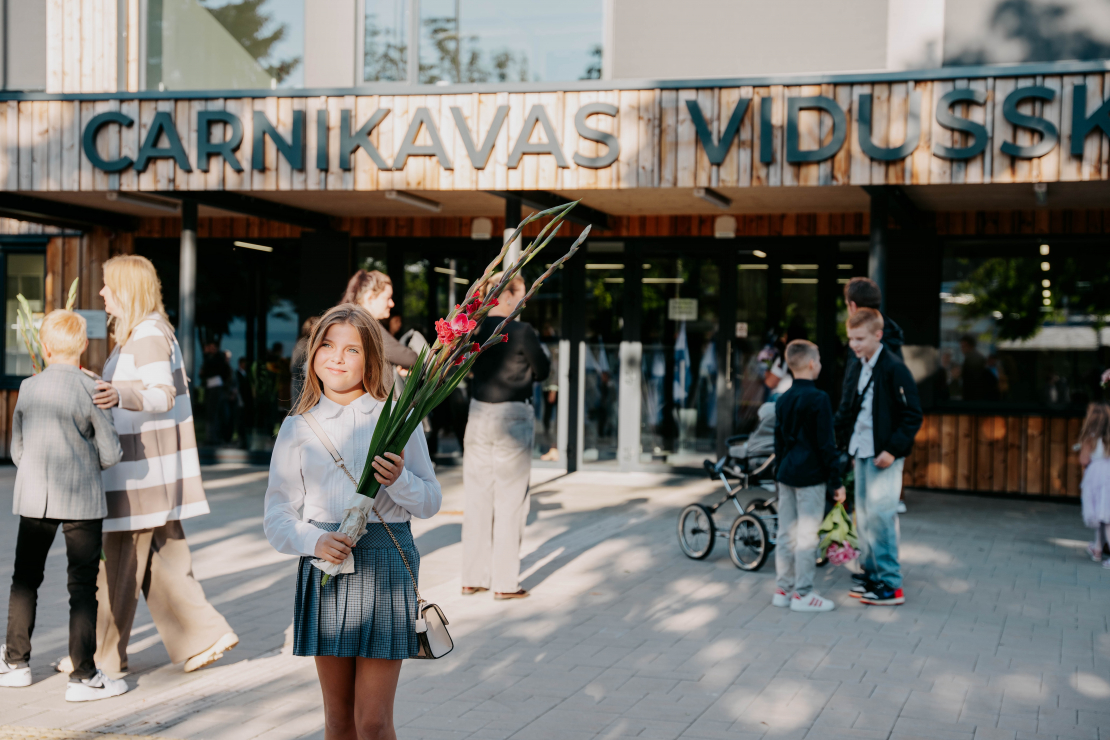 Carnikavā svinīgi atklāta vidusskola.
