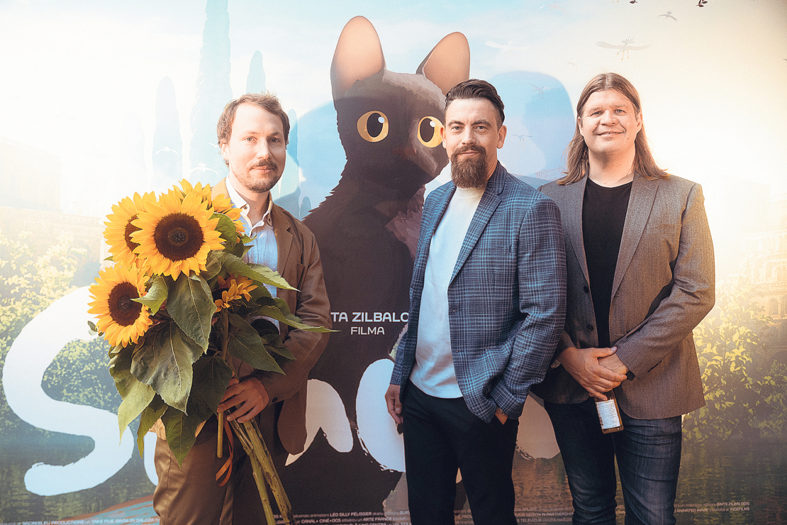 Režisors Gints Zilbalodis (no kreisās), komponists Rihards Zaļupe un mūzikas ierakstu producents no Somijas Mikko Raita 28. augustā filmas pirmizrādē kinoteātrī "Splendid Palace".