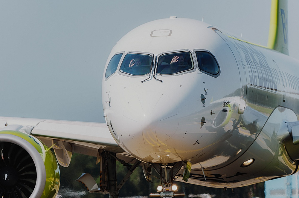 Valdība ir izvirzījusi nosacījumus, lai "Air Baltic" paliek reģistrēts Latvijā un maksā nodokļus šeit; lai Rīga paliek bāzes lidosta un lai tiktu saglabāts tiešo avioreisu tīkls. Kā tas tiks nodrošināts – arī tie vēl ir neskaidri jautājumi.
