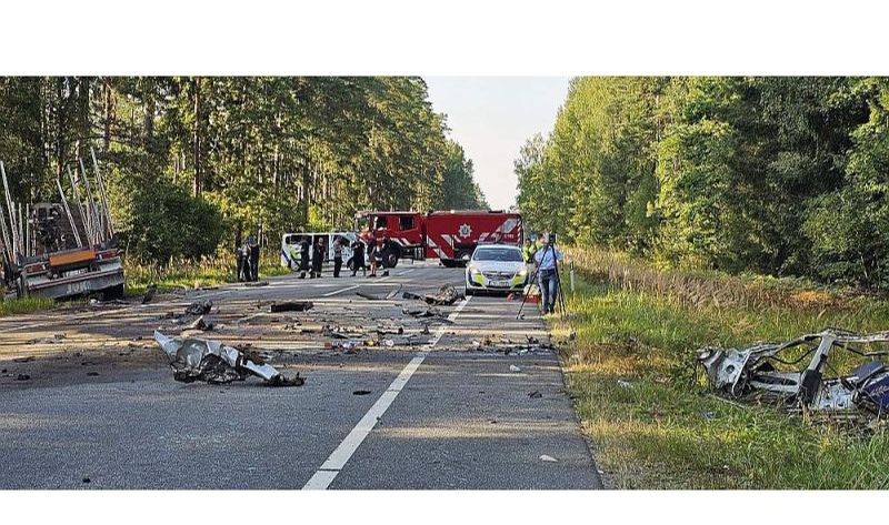 Ne tikai policijas, bet arī tieslietu ekspertu, "Latvijas valsts ceļu" un CSDD pētnieki un modernā tehnika negadījuma vietā.