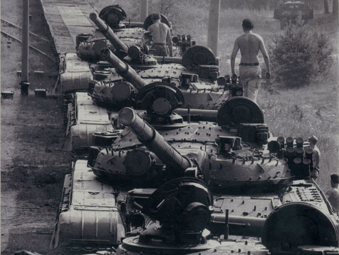 Tanki uz platformām, Krievijas armijai atstājot Latviju.