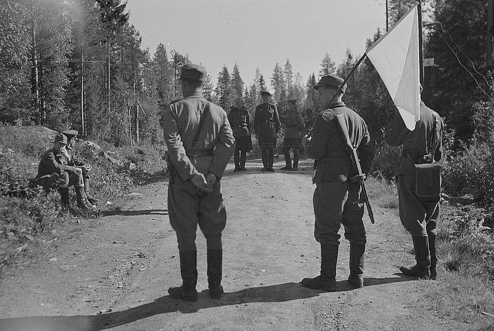 Somu un padomju pamiera parlamentārieši frontē 1944. gadā.