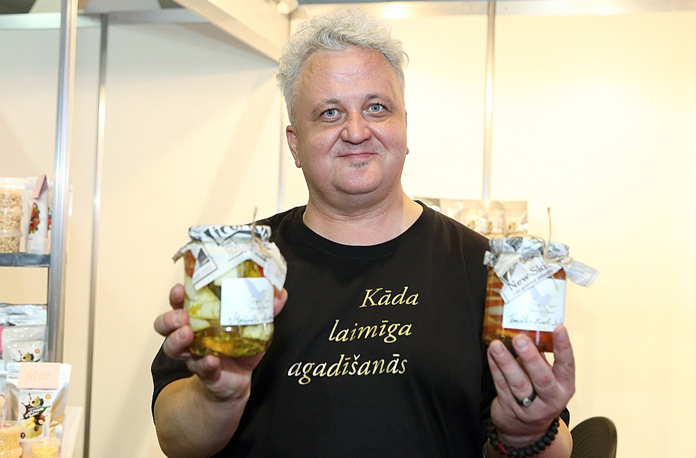 Iemīļotais operdziedātājs Sergejs Jēgers pēdējo gadu laikā ar paša gatavotajiem marinējumiem ir kļuvis arī par cienījamu mājražotāju un jaunu produktu veidotāju. "Pirms gada sasniedzu mērķi, ka mani produkti nokļūtu universālveikalā "Stockmann"," par panākumiem stāsta Jēgers.