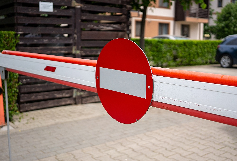 Lai arī jaunā likuma projekta versijā Somija uz nelikumīgā kara laiku plāno aizliegt visu veidu nekustamā īpašuma iegādi Krievijas pilsoņiem, cauri likumdošanas sietam izslīdētu vairākas iedzīvotāju grupas, piemēram, desmitiem tūkstošu Krievijas pilsoņu ar pastāvīgās uzturēšanās atļaujām Somijā.