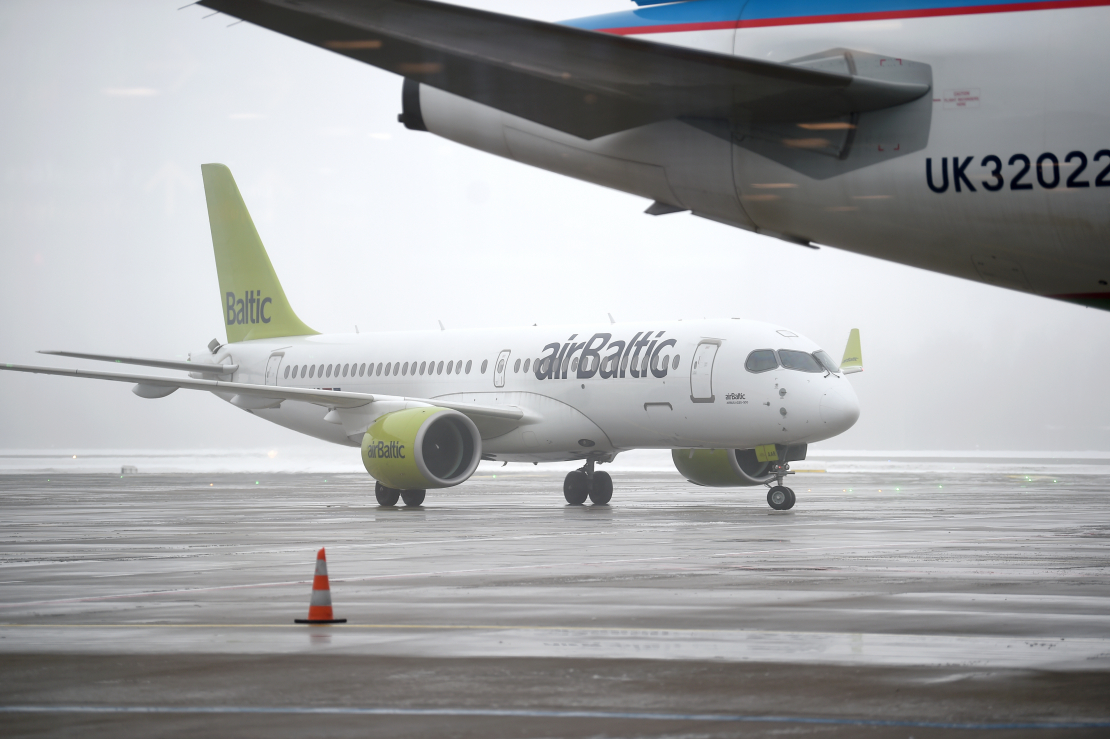 "airBaltic" lidmašīna RIX Rīgas lidostas teritorijā.