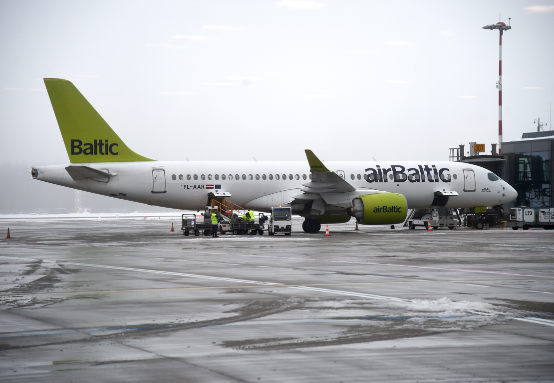 "airBaltic" lidmašīna RIX Rīgas lidostas teritorijā.