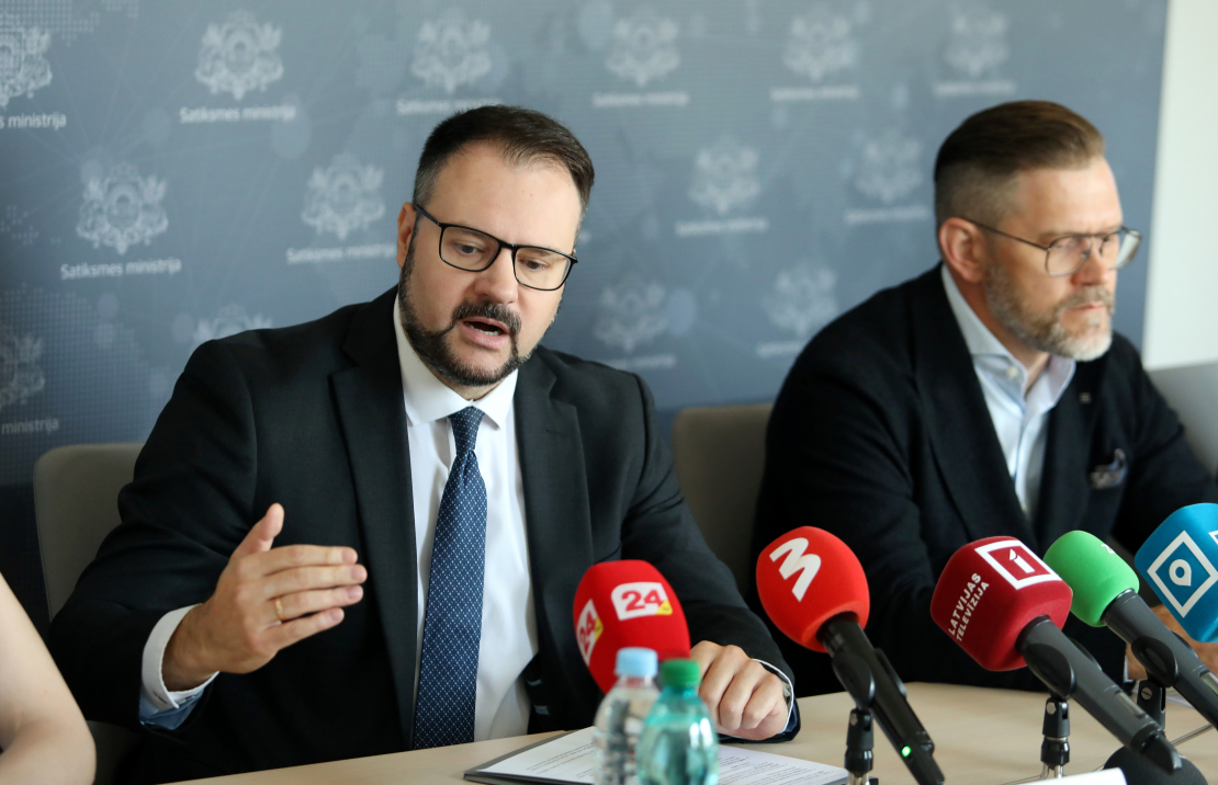 Satiksmes ministrs Kaspars Briškens (no kreisās) un "airBaltic" padomes priekšsēdētājs Klāvs Vasks piedalās preses konferencē par uzņēmuma "airBaltic" sākotnējo publisko akciju piedāvājumu (IPO) un stratēģiskā investora piesaisti.