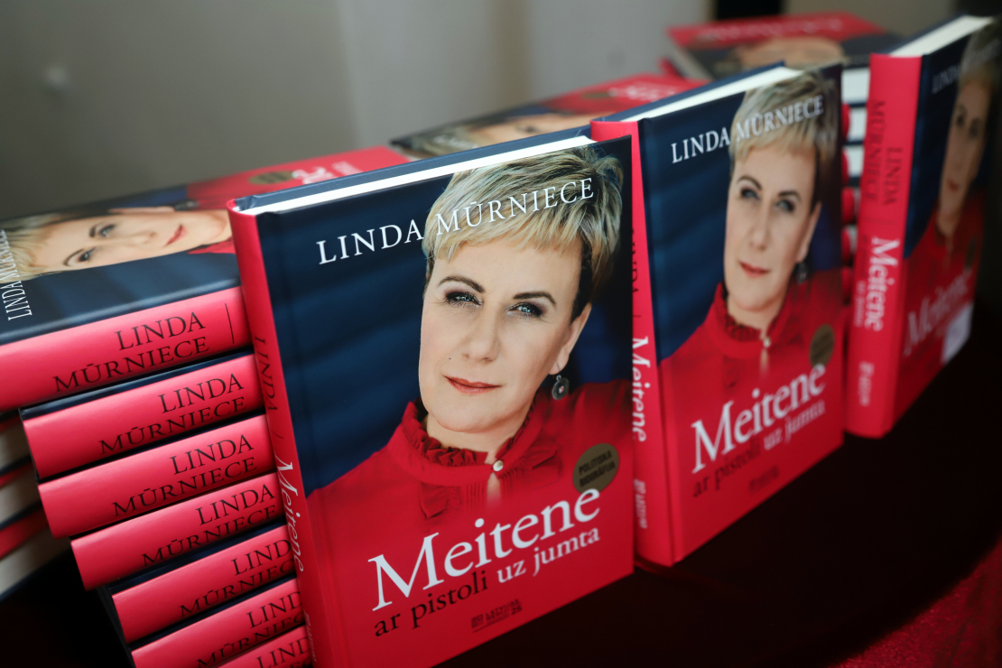 Lindas Mūrnieces jaunās grāmatas "Meitene ar pistoli uz jumta" atvēršana. 