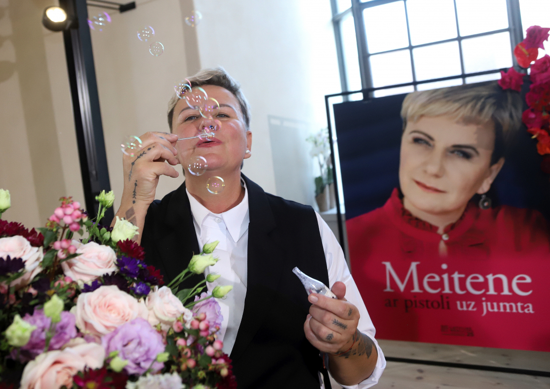 Lindas Mūrnieces jaunās grāmatas "Meitene ar pistoli uz jumta" atvēršana. 