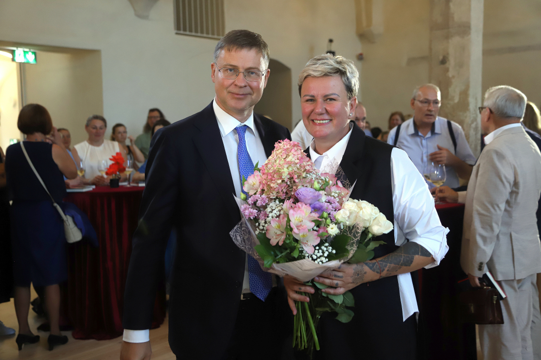 Lindas Mūrnieces jaunās grāmatas "Meitene ar pistoli uz jumta" atvēršana. 