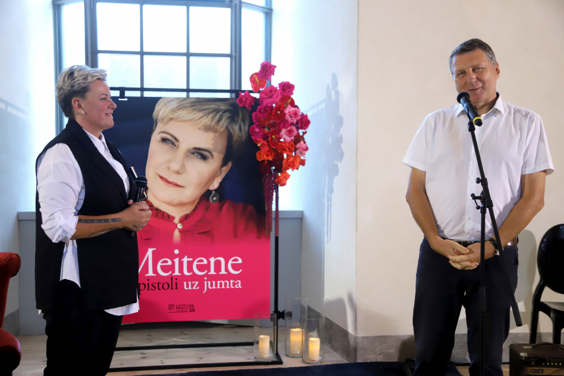 Lindas Mūrnieces jaunās grāmatas "Meitene ar pistoli uz jumta" atvēršana. 