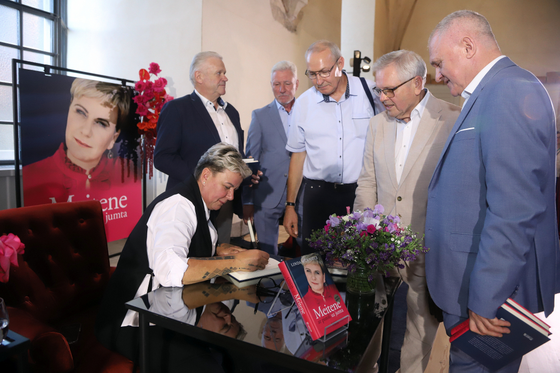 Lindas Mūrnieces jaunās grāmatas "Meitene ar pistoli uz jumta" atvēršana. 