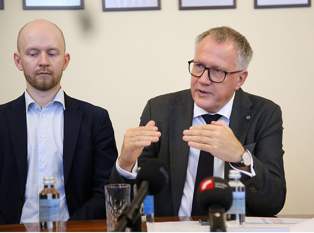 Finanšu ministrs Arvils Ašeradens (no labās) un Saeimas deputāts, partijas "Progresīvie" līdzpriekšsēdētājs Andris Šuvajevs preses konferencē informējot par piedāvātajām izmaiņām nodokļu politikā.