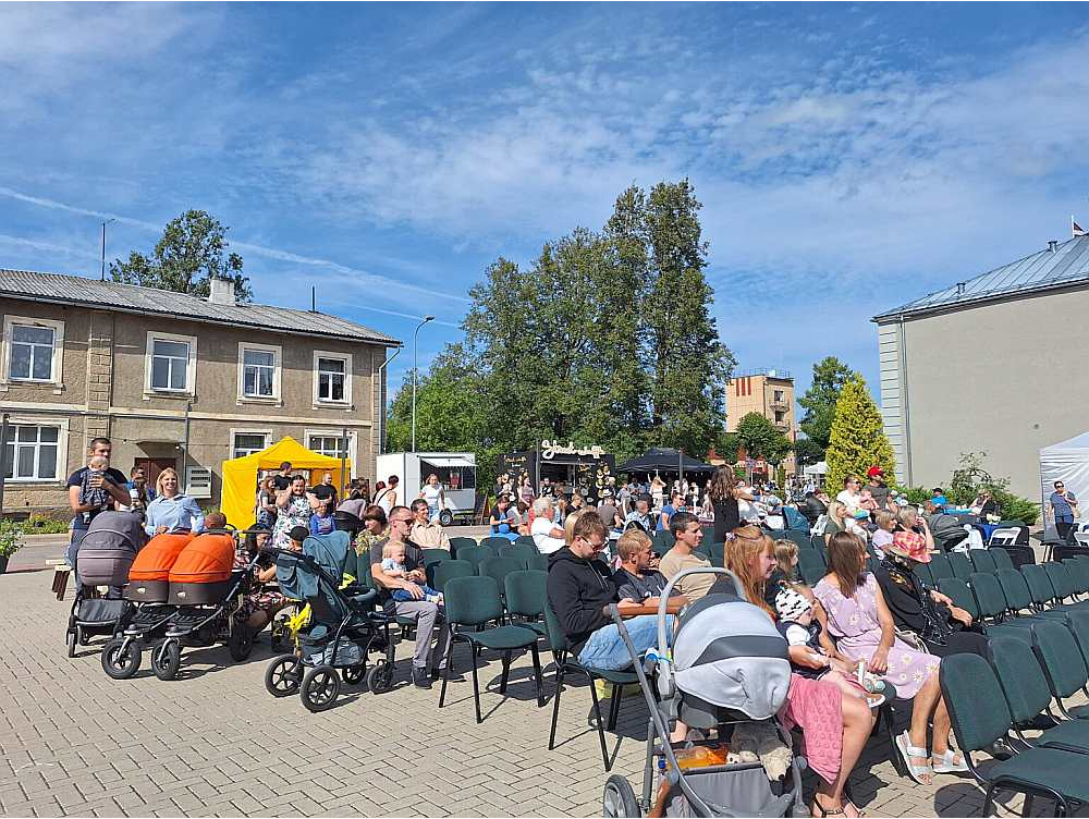 Līdztekus mazuļu sumināšanai Apē norisinājies sirsnīgs un ģimenisks koncerts.
