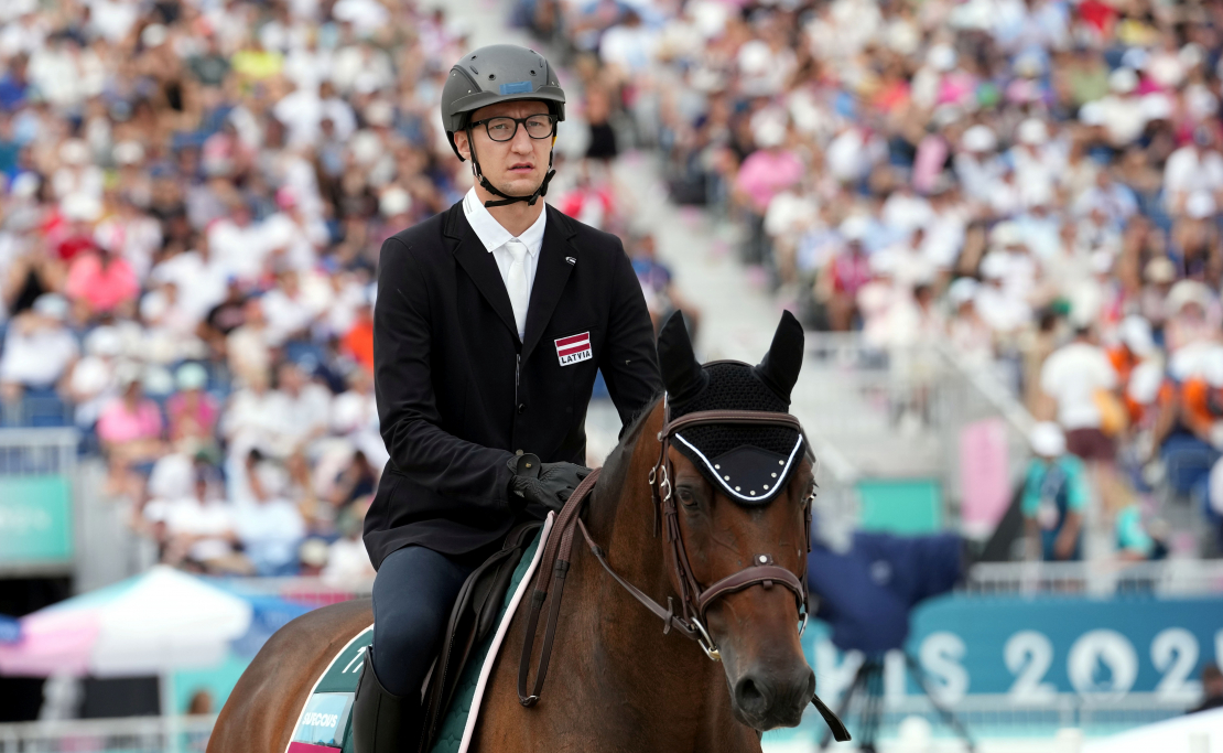 Pāvels Švecovs Parīzes olimpisko spēļu modernās pieccīņas sacensībās. Tās bija pēdējās, kurās starp veidiem bija arī jāšanas sports.