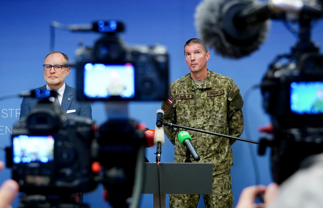 Aizsardzības ministrs Andris Sprūds (no kreisās) un Gaisa spēku komandieris pulkvedis Viesturs Masulis preses konferencē pirmdien informē par Rēzeknes novadā sestdien nokritušo bezpilota lidaparātu.