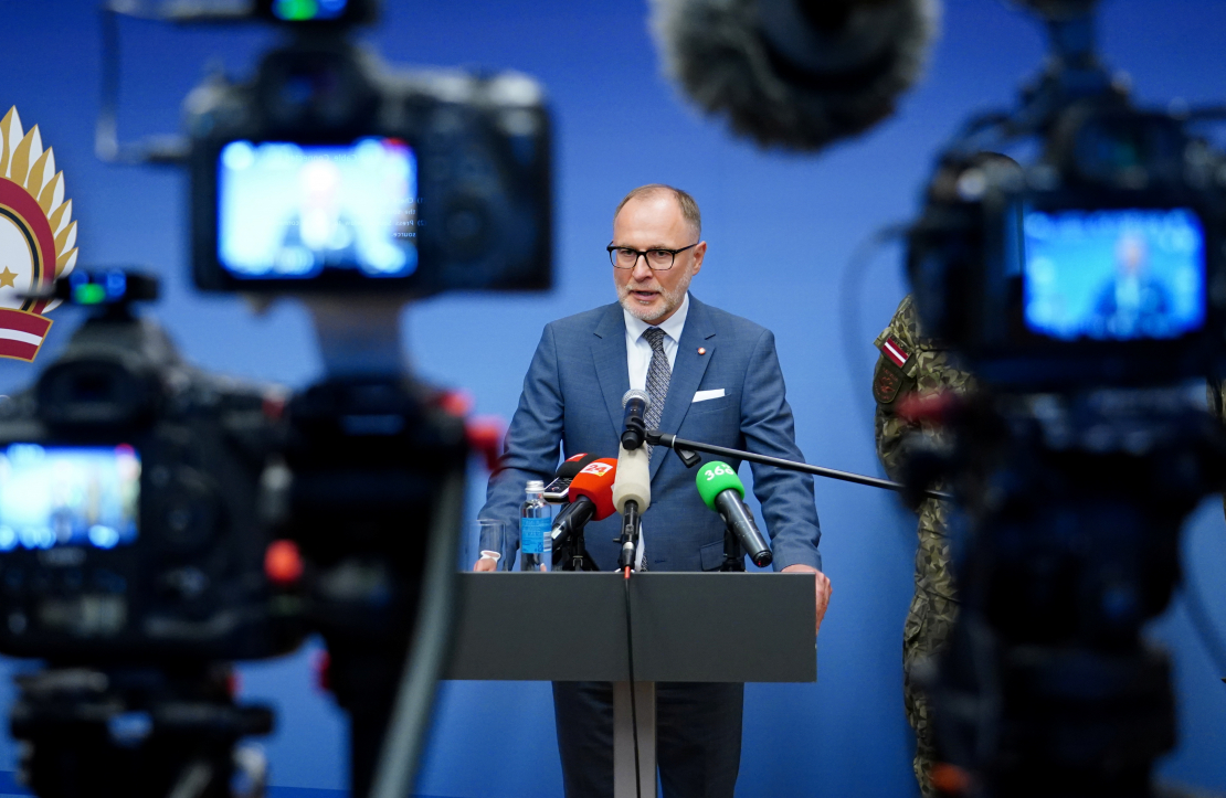 Andris Sprūds prese konferencē pirmdien informē par Rēzeknes novadā sestdien nokritušo bezpilota lidaparātu..