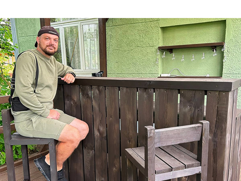 Matīss Mickus savu brīvo laiku velta koka apstrādei.