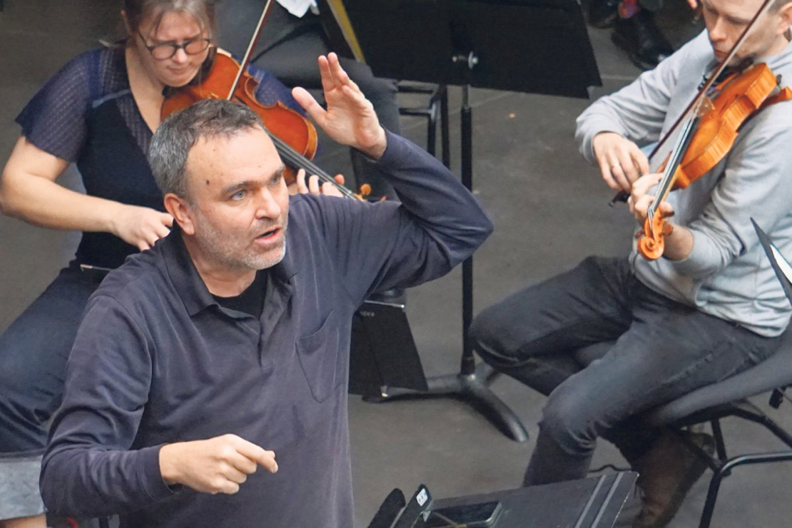 Jērgs Vidmanis un "Sinfonietta Rīga" mēģinājumā.