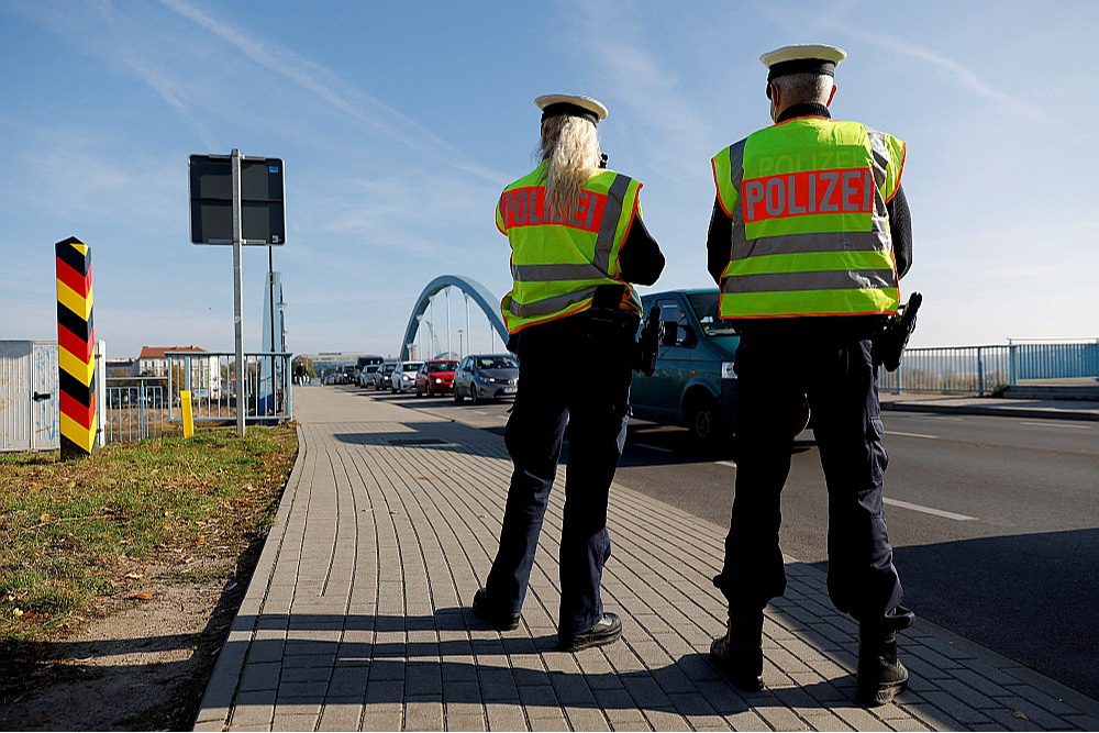 Vācijas policijas patruļa uz Vācijas–Polijas robežas Frankfurtē pie Oderas. Nav izslēgts, ka Vācijas gatavošanās tikt vaļā no nelegālajiem migrantiem izvērtīsies ES vienotības pārbaudē.