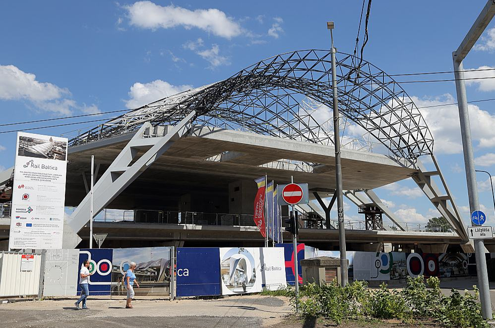 Kamēr sabiedrība "šūmējas", bet atsevišķi eksperti mēģina saskatīt "racionālo kodolu", valdība, kurai jāpieņem lēmums par "Rail Baltica" tālāko virzību, ar šī jautājuma iekļaušanu darba kārtībā nesteidzas.c