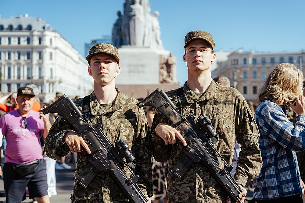Bruno Ādams Blumbergs (no kreisās) un Jorens Viktors Ikers armijā dienē pusotru mēnesi, bet karavīra zvērestu deva aizvadītajā piektdienā pie Brīvības pieminekļa.