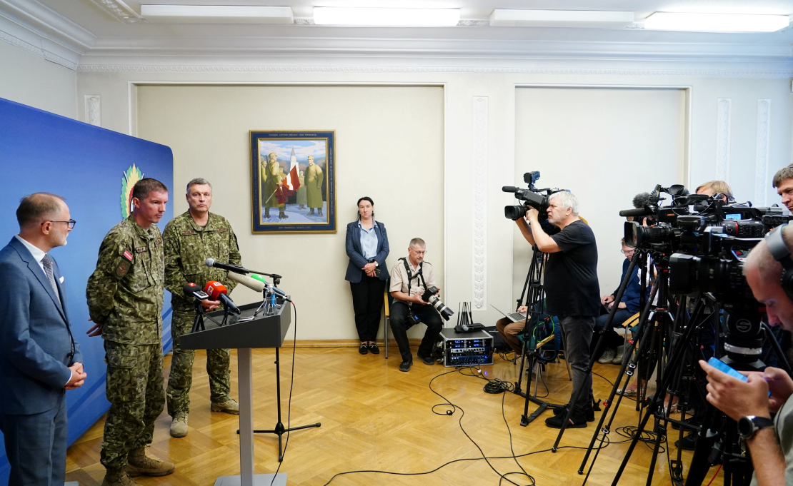 Aizsardzības ministrs Andris Sprūds (no kreisās), Gaisa spēku komandieris pulkvedis Viesturs Masulis un Nacionālo bruņoto spēku komandieris ģenerālleitnants Leonīds Kalniņš piedalās aizsardzības nozares preses brīfingā Aizsardzības ministrijā, kurā informē par Rēzeknes novadā nokritušo bezpilota lidaparātu.