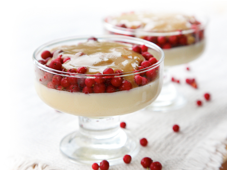  Panna cotta ar brūklenēm un karameļu mērci .