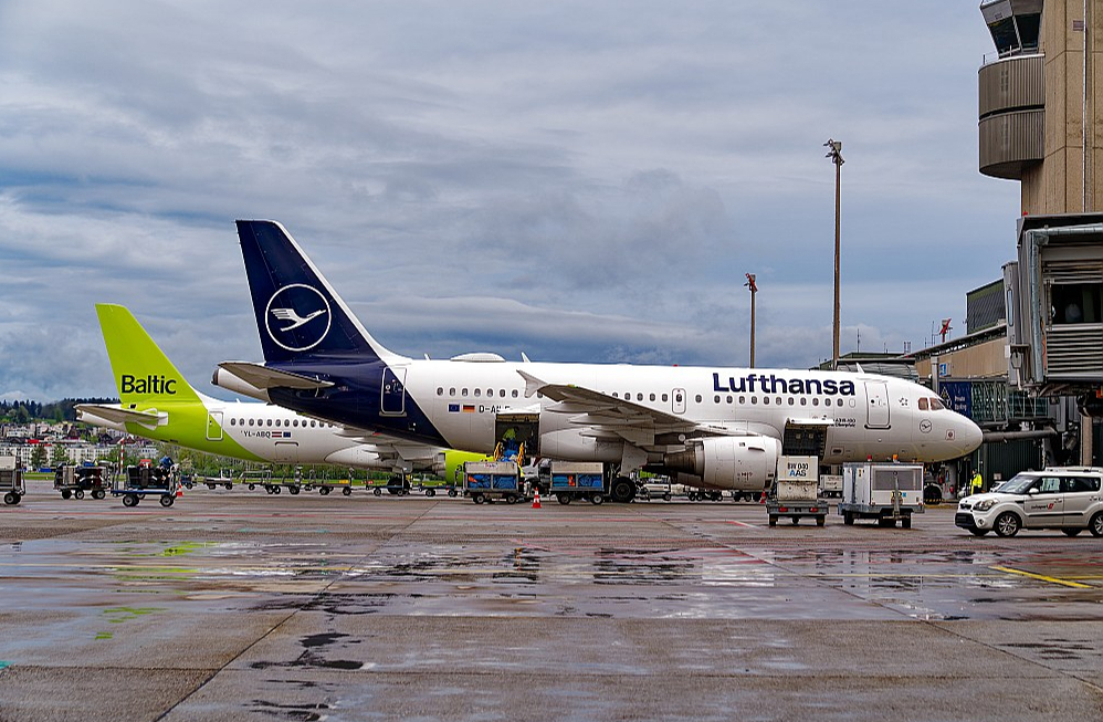 "Air Baltic" un "Lufthansa" lidmašīnas Cīrihes (Šveice) lidostā.