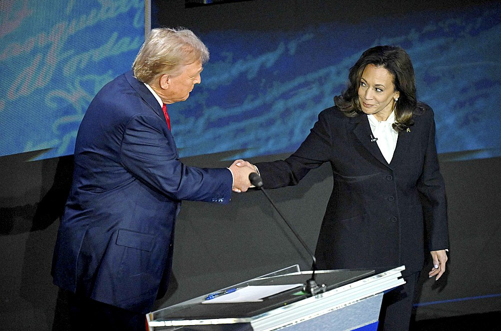 Bijušais prezidents Donalds Tramps un pašreizējā viceprezidente Kamala Harisa pirms debatēm sarokojās, tomēr vakara turpmākā gaita tika aizvadīta, abiem kandidātiem iesaistoties asos savstarpējos pārmetumos.